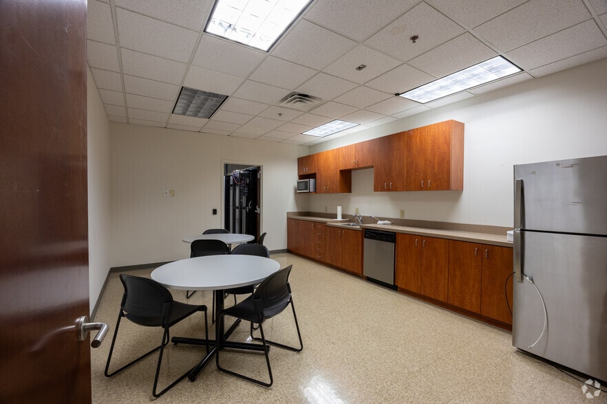 More Photos Of 695 Mansell Rd, Roswell Unknown For Lease