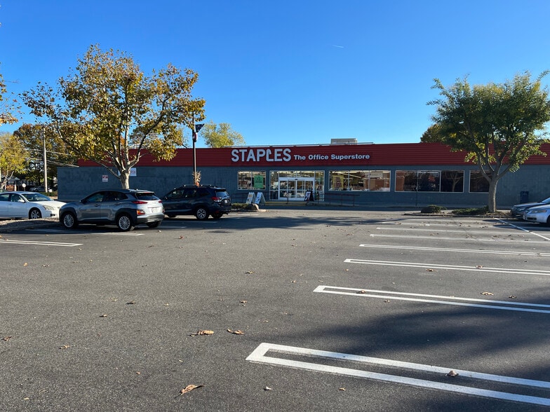 More Photos Of 410-442 S Oyster Bay Rd, Hicksville Freestanding For Lease