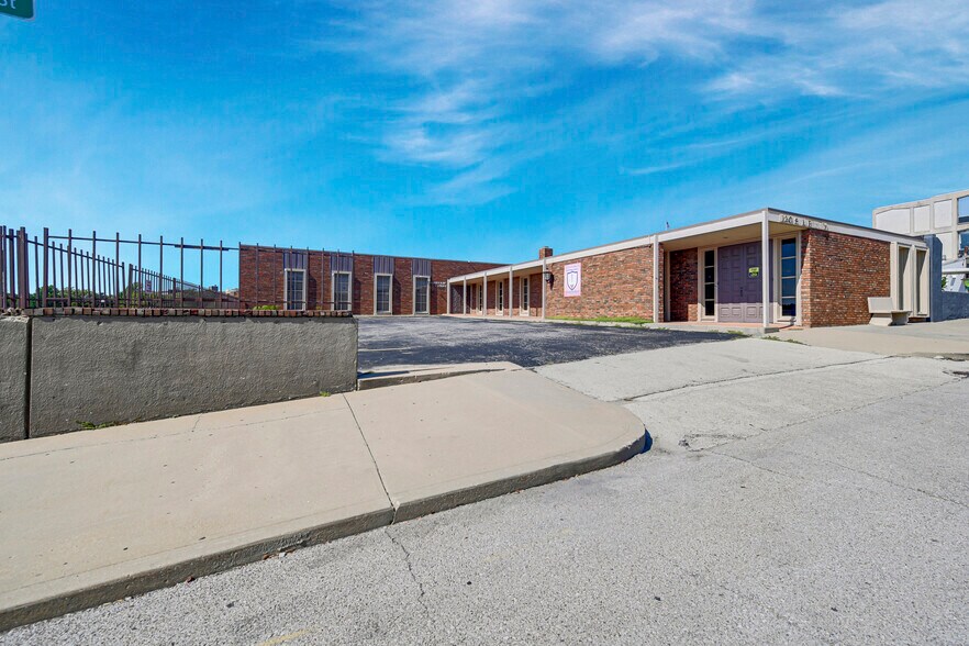 More Photos Of 120 S Liberty St, Independence Office For Sale