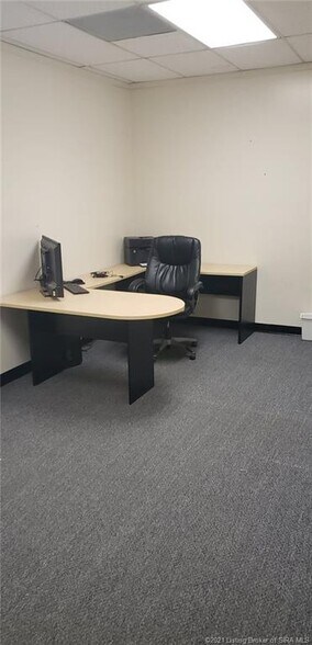 More Photos Of 617 Walnut St, Jeffersonville Flex For Lease