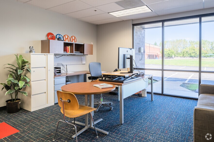 More Photos Of 9355-9375 Dielman Industrial Dr, Olivette Showroom For Lease