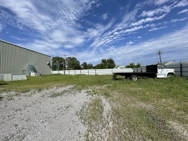 More Photos Of 223-227 S Main St, Wagoner Warehouse For Sale