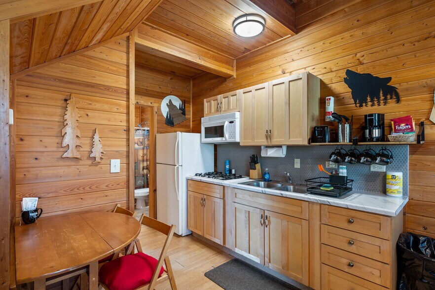 More Photos Of 1022 S Hunter Creek Dr, Payson Hotel For Sale