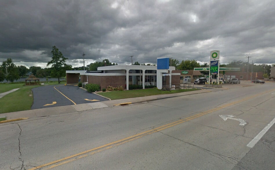 Primary Photo Of 132 E Main St, Hortonville Bank For Lease
