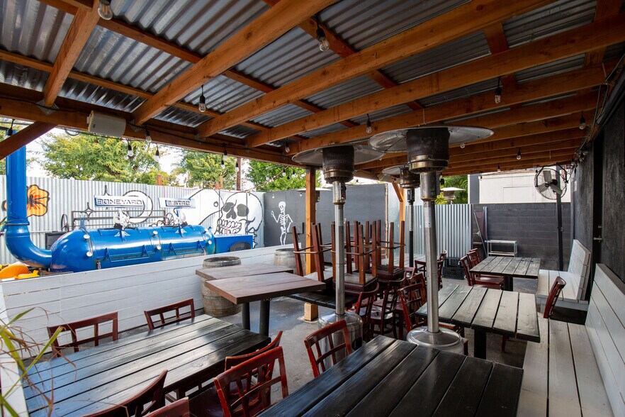 More Photos Of 13539 Ventura Blvd, Sherman Oaks Freestanding For Lease