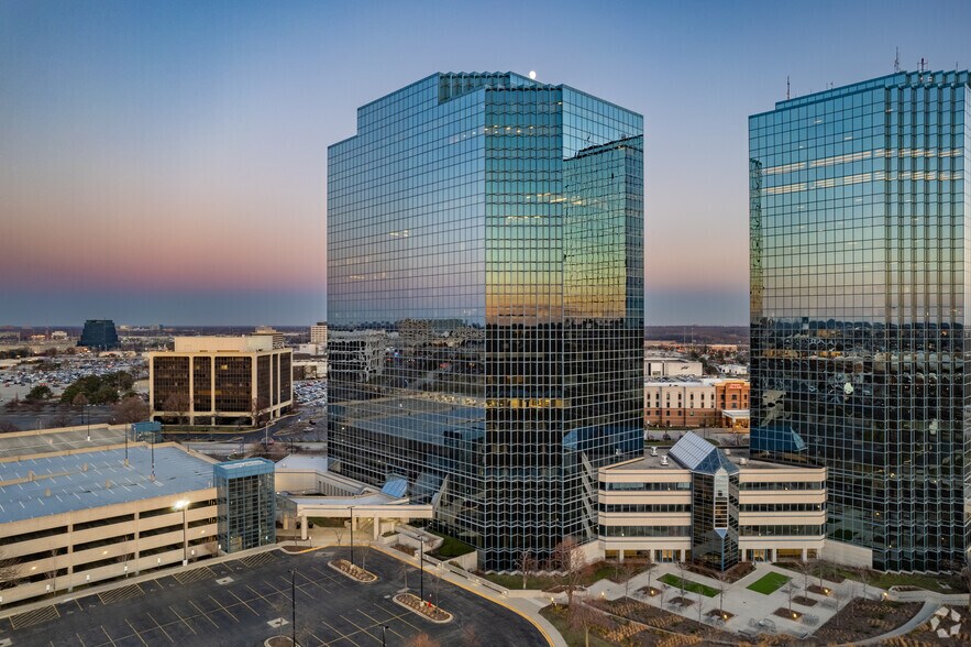 More Photos Of 1400 American Ln, Schaumburg Unknown For Lease