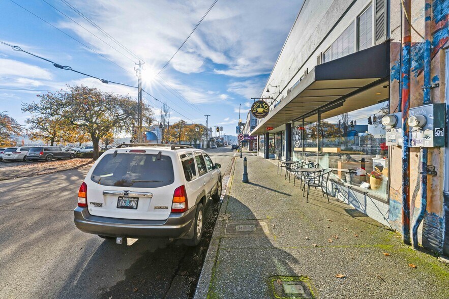 More Photos Of 171 S Broadway, Coos Bay General Retail For Sale