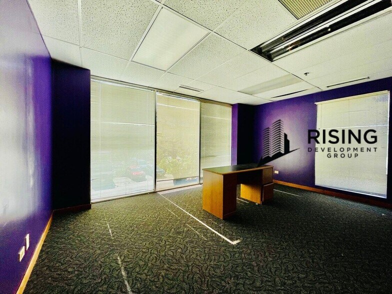 More Photos Of 9914 W Derby Ln, Westchester Flex For Sale