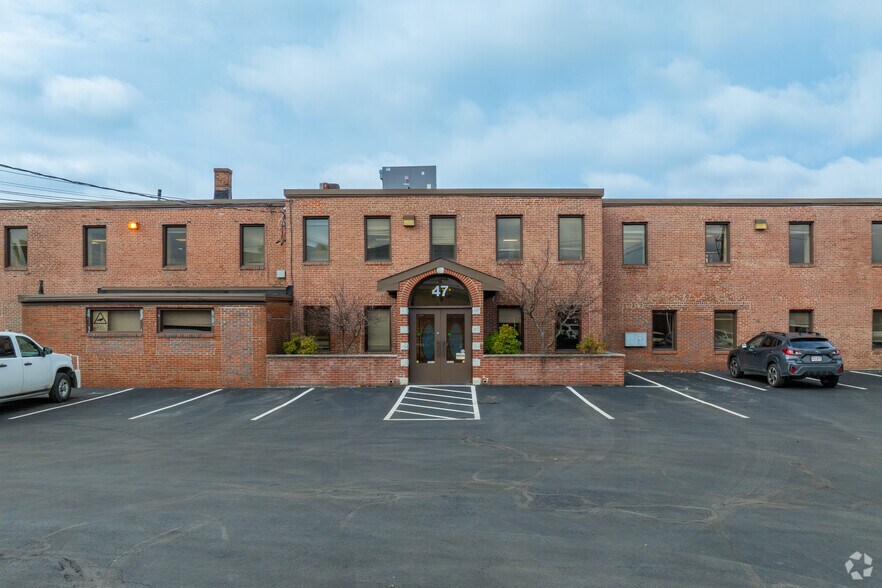 More Photos Of 47 Hall St, Medford Flex For Lease