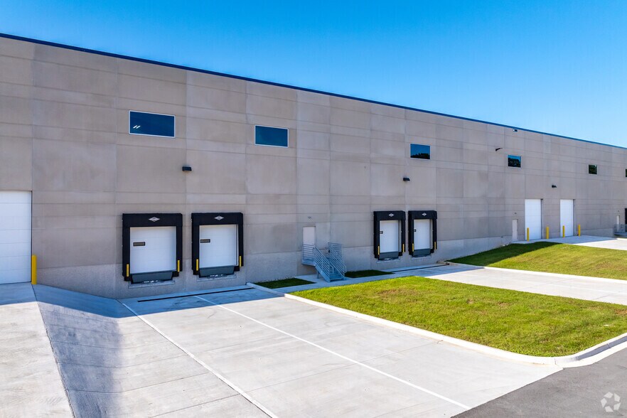 More Photos Of N53W25374 Highlands Court, Sussex Distribution For Lease