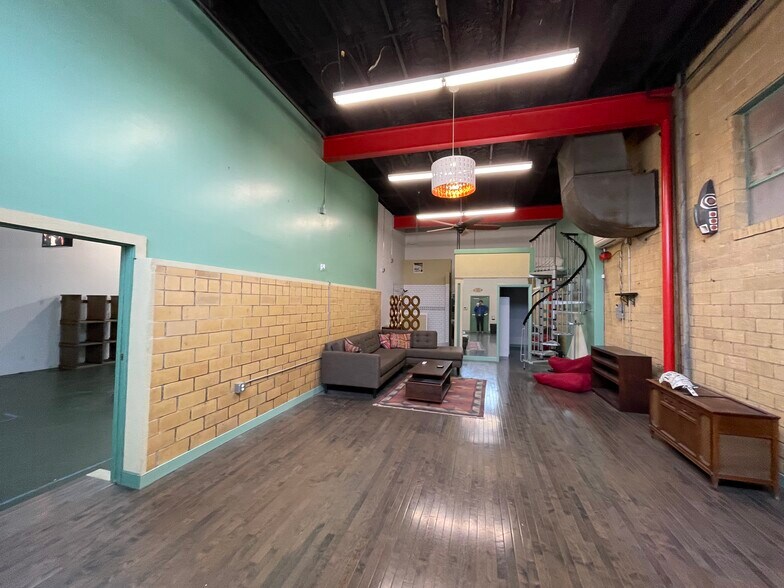 More Photos Of 305 Washburn St, Taylor Showroom For Lease