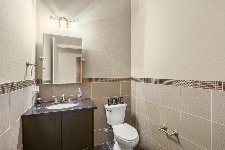 More Photos Of 105 Applewood Dr, Cedar Creek Office For Sale