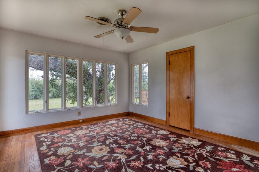 More Photos Of 508 N Lee St, Round Rock Office For Sale