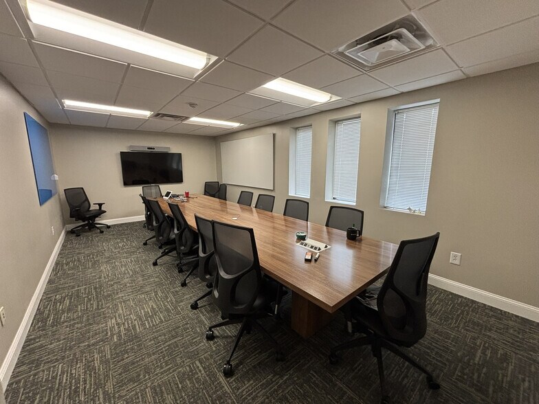 More Photos Of 6 Blackstone Valley Pl, Lincoln Medical For Lease