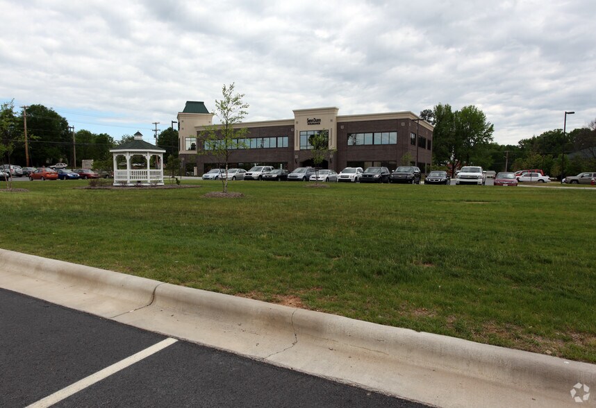 More Photos Of 1400 Eastchester Dr, High Point Office For Sale