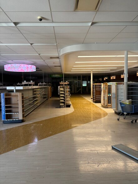More Photos Of 325 E Waterloo Rd, Akron Drugstore For Sale