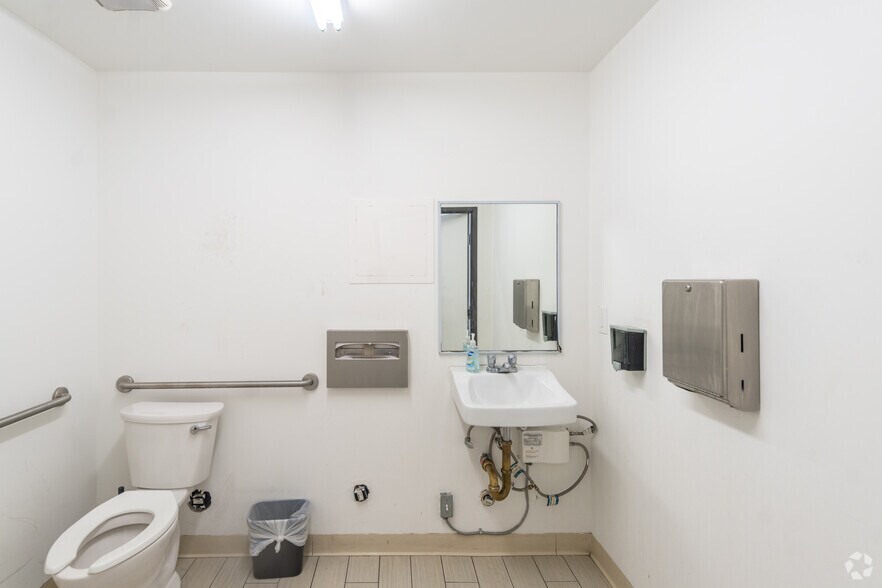 More Photos Of 1150 E 12th St, Los Angeles Showroom For Sale