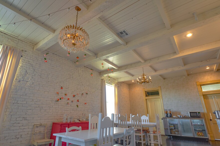 More Photos Of 221 W Main St, Tishomingo Hotel For Sale