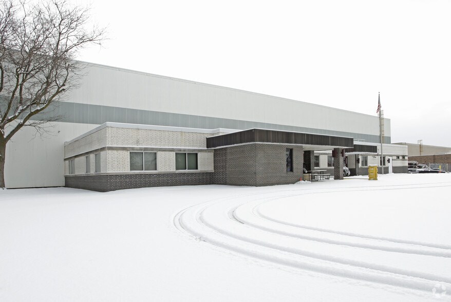 More Photos Of 6900 S 10th St, Oak Creek Warehouse For Lease