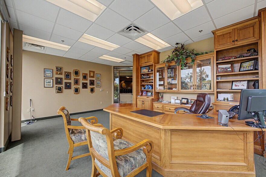 More Photos Of 565 W Chandler Blvd, Chandler Office For Lease