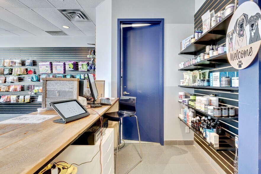 More Photos Of 3145 Dundas St W, Mississauga Storefront Retail Office For Lease