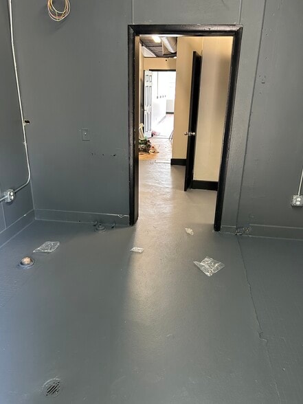 More Photos Of 707 SW Sandtown Rd, Marietta Freestanding For Lease