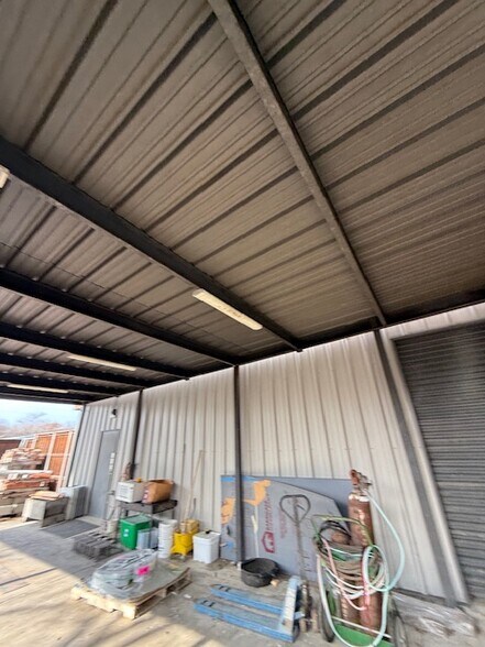 More Photos Of 504 N Breckenridge St, Ennis Warehouse For Sale