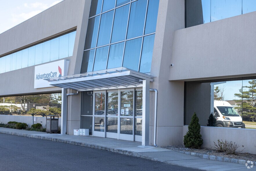More Photos Of 70 Charles Lindbergh Blvd, Uniondale Medical For Lease