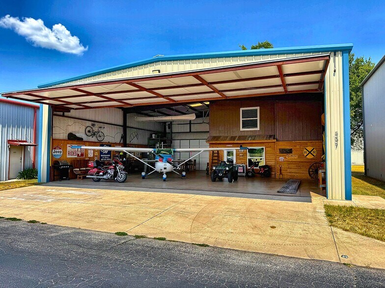 More Photos Of 537 Aviator Dr, Fort Worth Airplane Hangar For Sale
