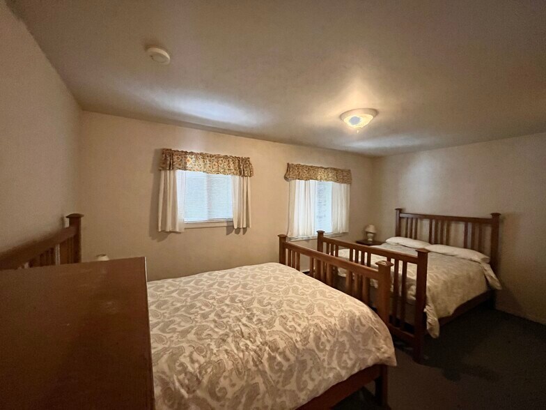 More Photos Of 1004 S Nordic Dr, Petersburg Hotel For Sale