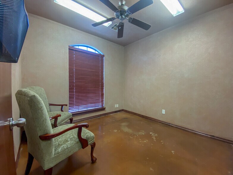 More Photos Of 2400 Palmer Cir, Norman Medical For Lease