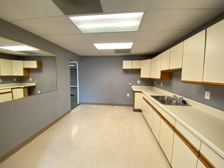 More Photos Of 9411-9417 West St, Manassas Office For Lease