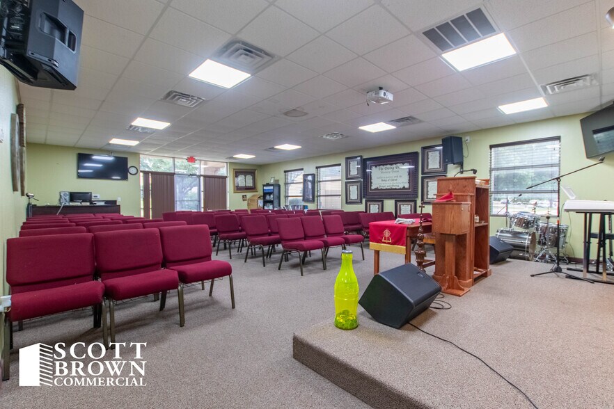 More Photos Of 873 S Stemmons Fwy, Lewisville Office For Sale