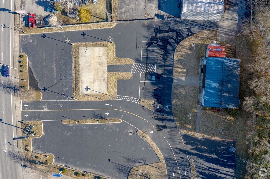 More Photos Of 997 S Riverside Dr, Clarksville General Retail For Sale