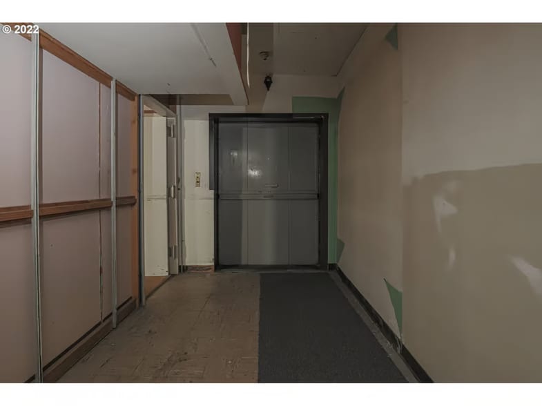 More Photos Of 181 Anderson Ave, Coos Bay Department Store For Sale