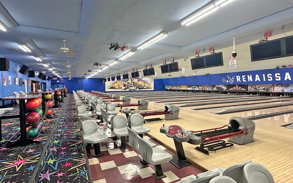 More Photos Of 19600 Woodward, Detroit Freestanding For Sale