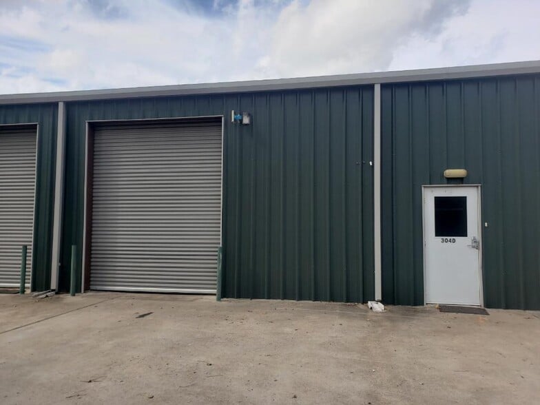 More Photos Of 304 S Magnolia Blvd, Magnolia Light Manufacturing For Lease