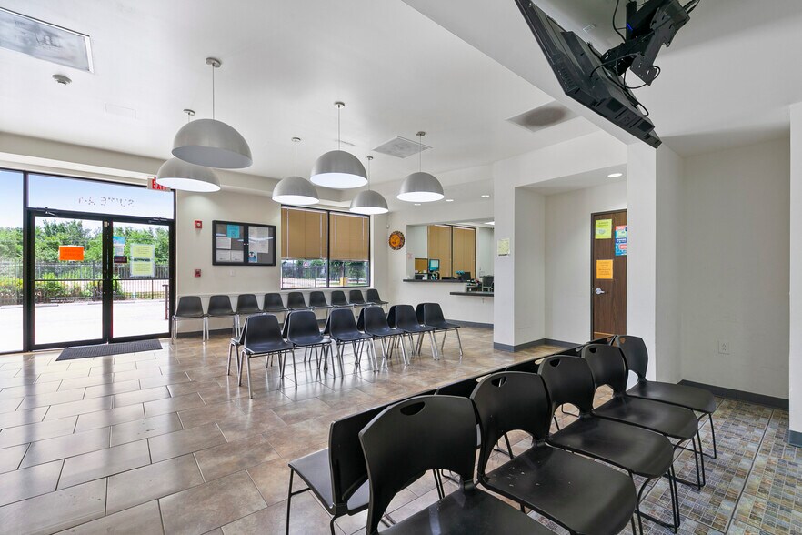 More Photos Of 9809 Rowlett Rd, Houston Showroom For Lease