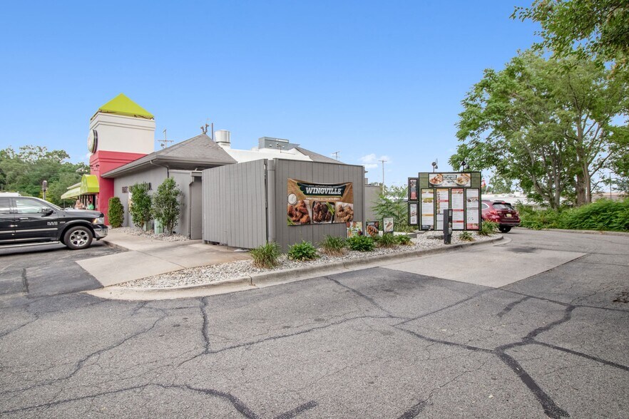 More Photos Of 2521 Alpine Ave, Grand Rapids General Retail For Sale