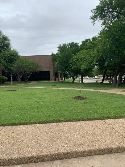 More Photos Of 817 Greenview Dr, Grand Prairie Showroom For Lease