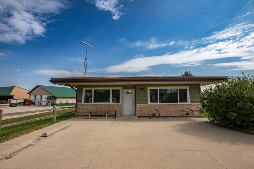 More Photos Of 308 Dale Dr, Montfort General Retail For Lease