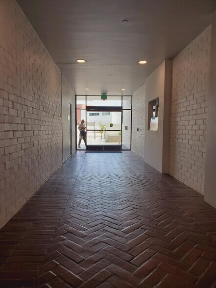 More Photos Of 881 Alma Real Dr, Pacific Palisades Loft Creative Space For Lease