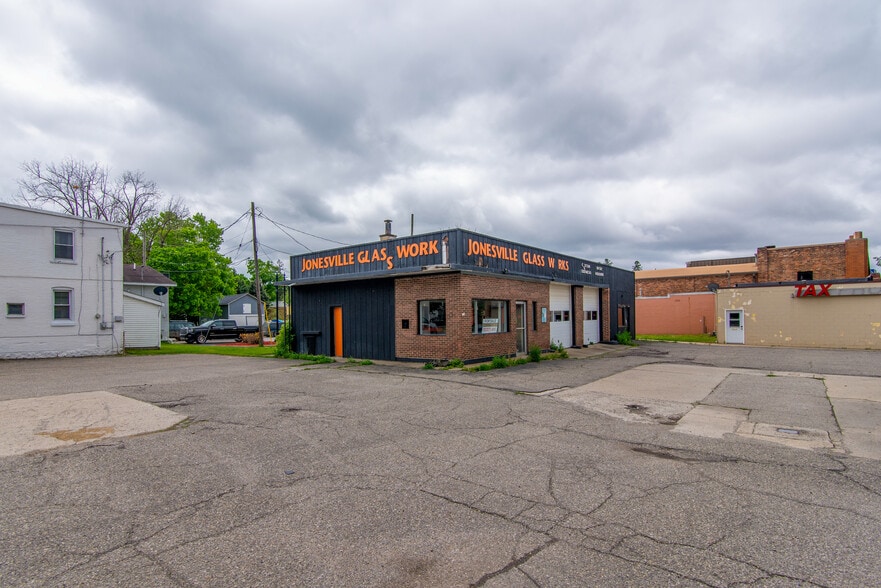 More Photos Of 264 E Chicago St, Jonesville Service Station For Sale