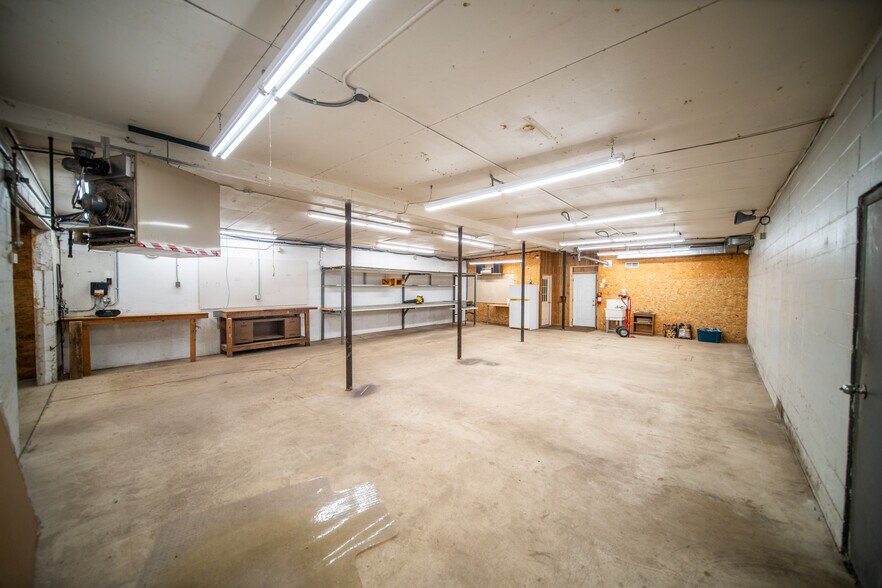 More Photos Of 1006 8th Ave SW, Austin Flex For Lease