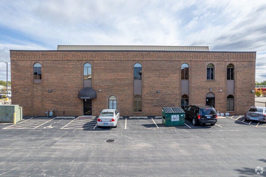 More Photos Of 2208 Midwest Rd, Oak Brook Office For Lease