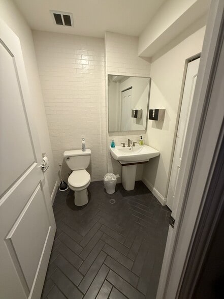 More Photos Of 106 N Aberdeen St, Chicago Office Residential For Sale