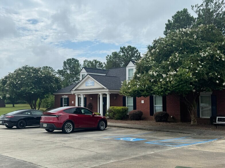 More Photos Of 1003 Fernwood Dr, Milledgeville Medical For Sale