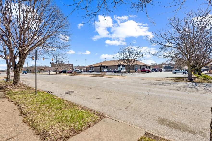 More Photos Of 2350 4th Ave, Rock Island Office For Sale