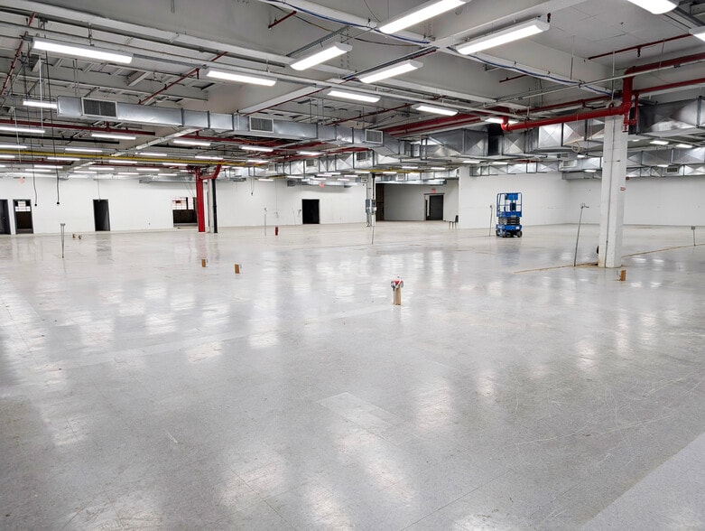 More Photos Of 32-33 47th Ave, Long Island City Warehouse For Lease