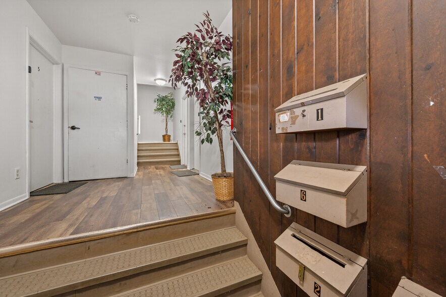 More Photos Of 304 Hankes Ave, Aurora Apartments For Sale